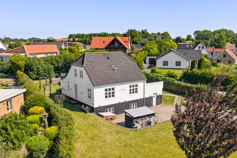 Flot ejendom med højloftet kælder
